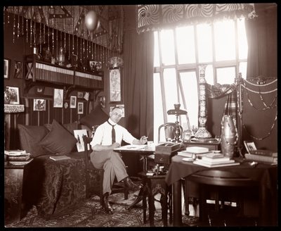 Will R. Barnes tekent in zijn studio, ca. 1900 door Byron Company